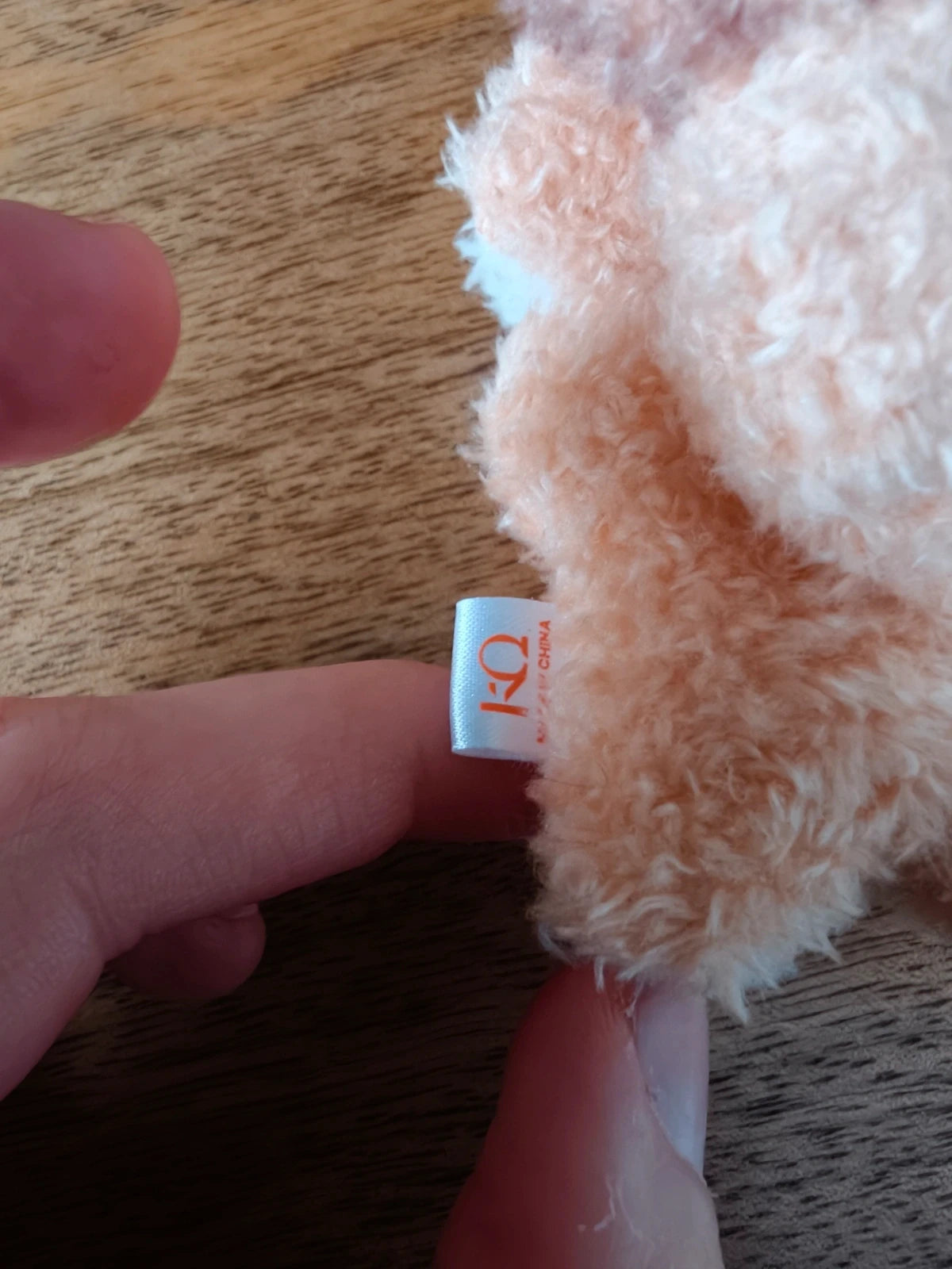 ATEEZ Jjongrami Fluffy Plush Keyring Hongjoong, close-up of the fabric label