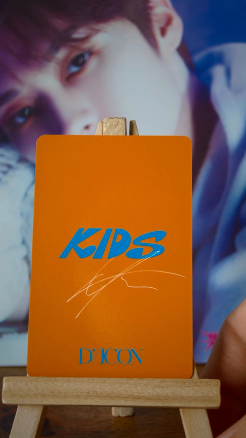 Stray Kids Lee Know DICON D’FESTA Mini Edition Photocard (Portrait) — reverse with printed signature design