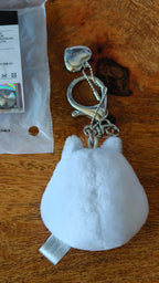 Stray Kids SKZOO HAN QUOKKA Face Keyring (Silver Ver.), back of the face keyring and metal clip