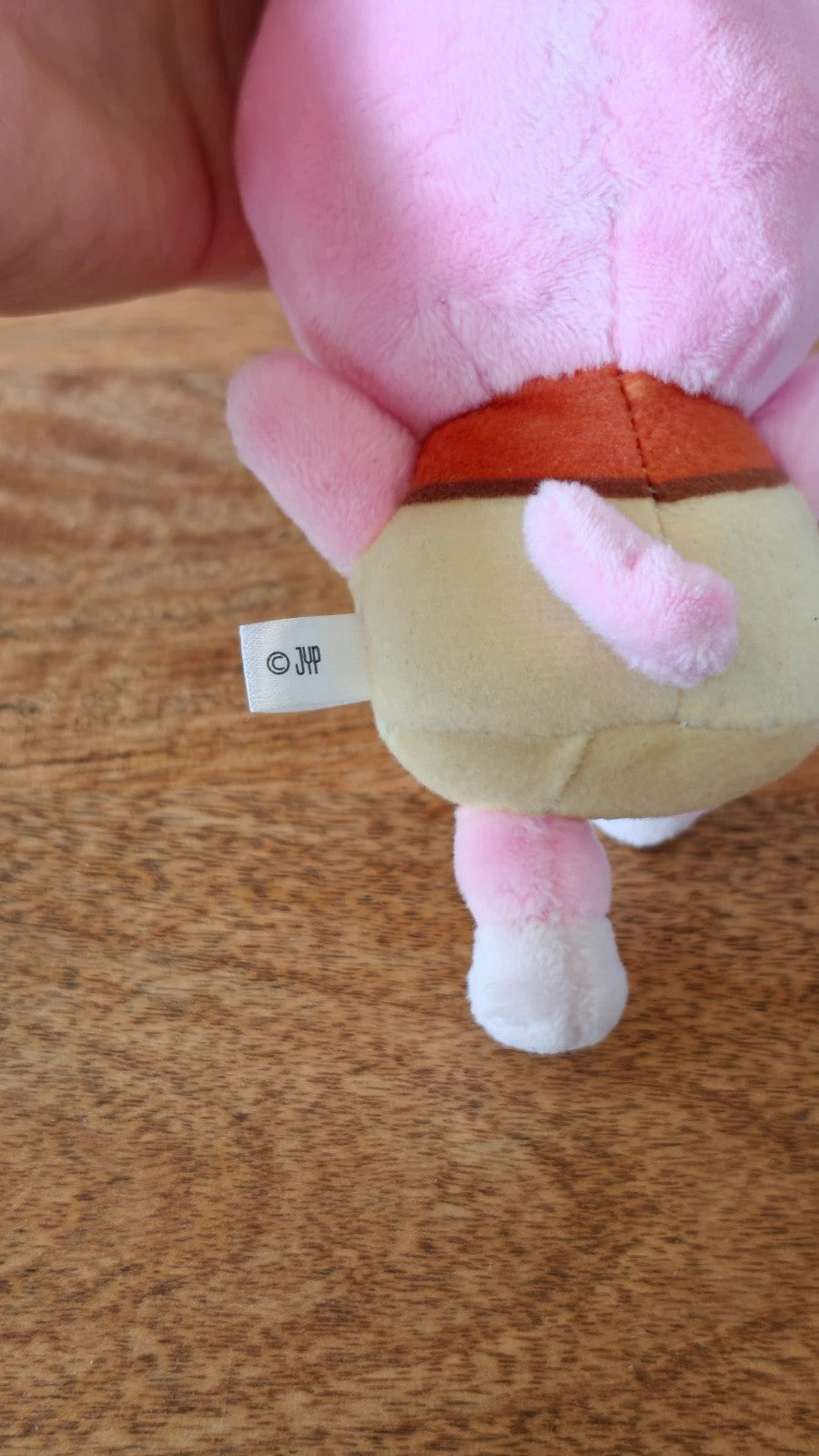 Stray Kids SKZOO DWAEKKI Plush Keyring, close-up of the plush tail and fabric label