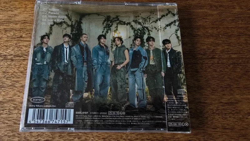 Stray Kids Hollow Album CD Regular, back cover with group photograph and track list