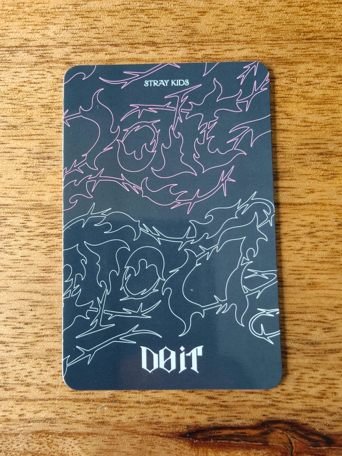 Stray Kids Seungmin DO IT Lenticular Photocard (IT Lenticular A), dark illustrated reverse with DO IT logo