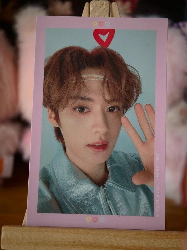 Stray Kids Lee Know Social Path / Super Bowl photocard with pink border